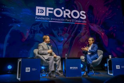 Kevin Klowden participating in the forum “AI: Angel or Demon” hosted by the ID Foros series in Bogotá, Colombia.